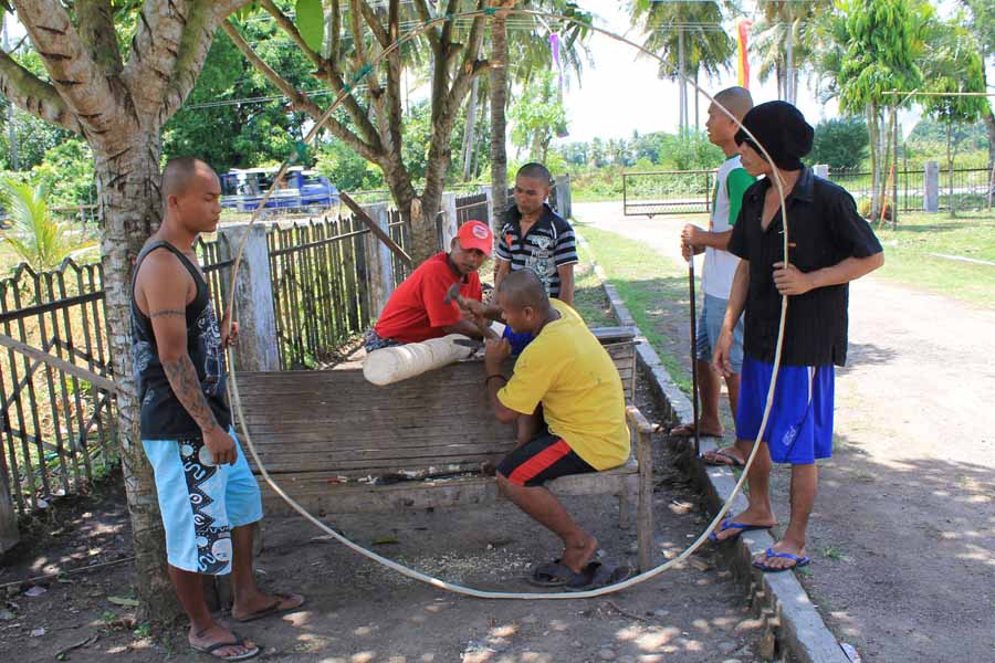 Warga Myanmar mempersiapkan pohon pinang untuk memeriahkan HUT RI di Lhokseumawe. @Irman I. Pangeran/atjehpost.co